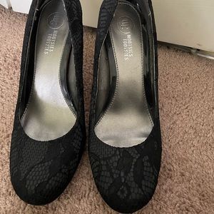 Mootsie tootsie black lace heels size 10.